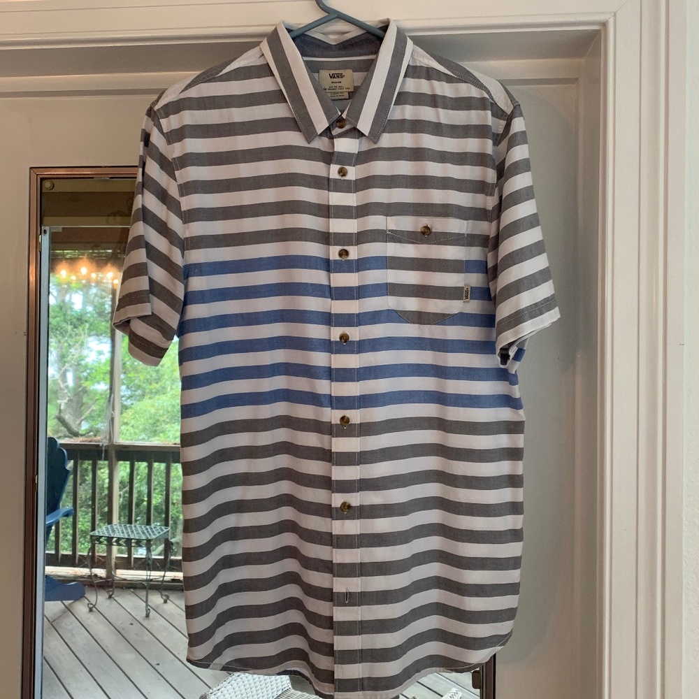NWOT VANS Men's Button Down Short Sleeve Shirt